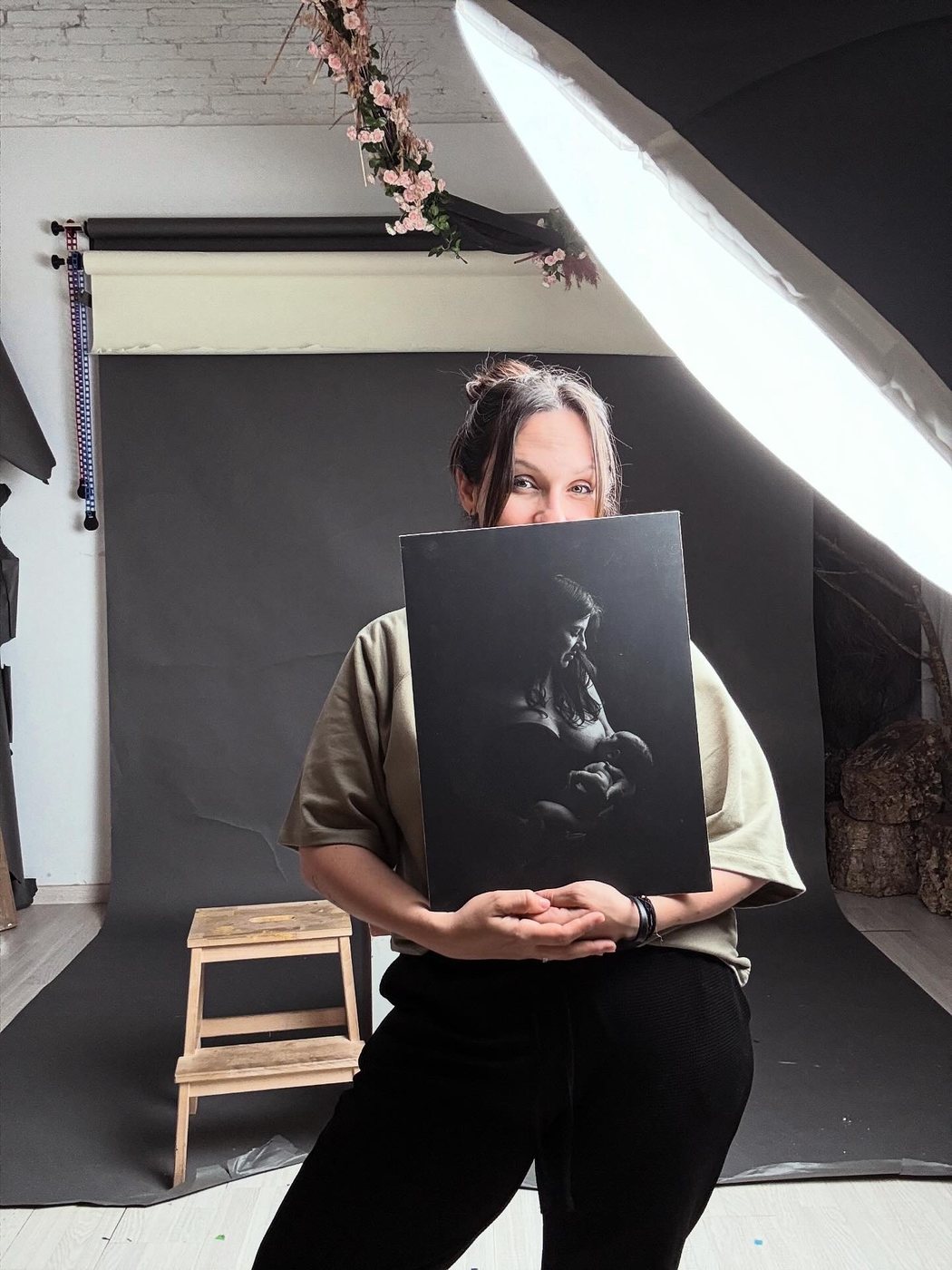 Cuadro fine art con una fotografía newborn impresa, en el estudio de Mía García