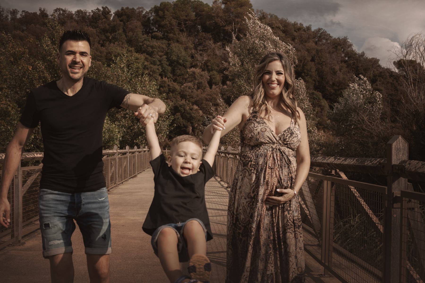 Fotógrafa de embarazo y bebés en Sant Celoni: familia en el puente del bosque