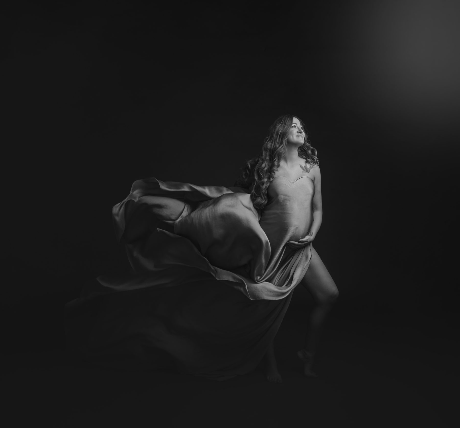 Fotografía artística de embarazo con tela, parte de una tira evolutiva
