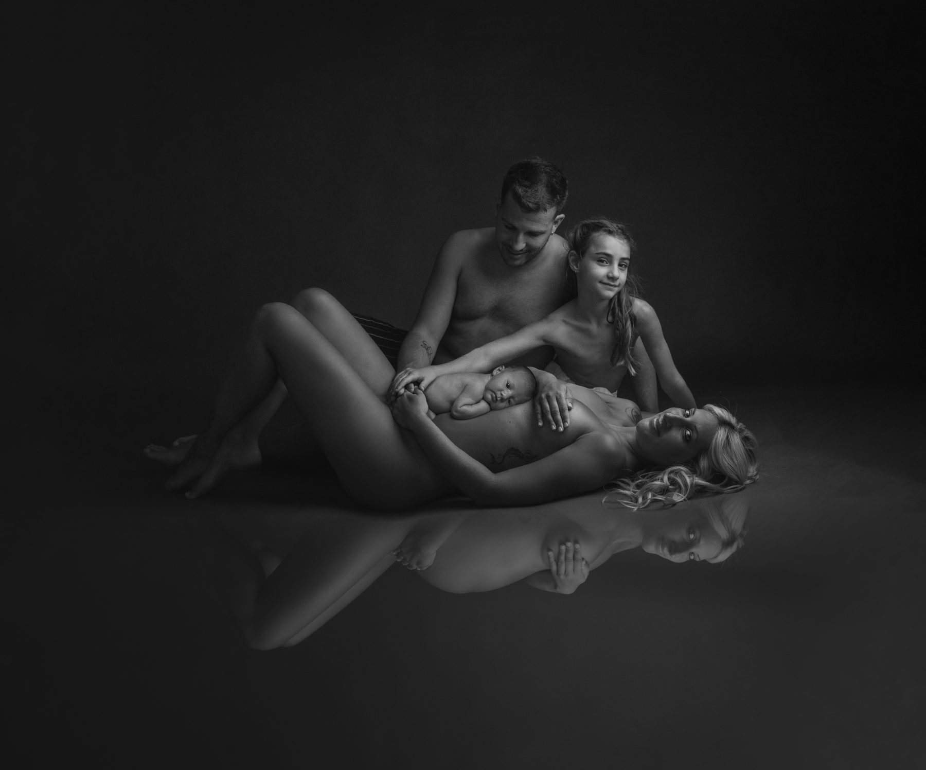 Fotografía artística de la familia con el recién nacido en el estudio
