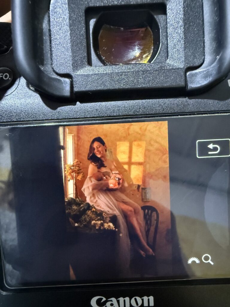 Fotografía de embarazo ya editada en la pantalla de la cámara