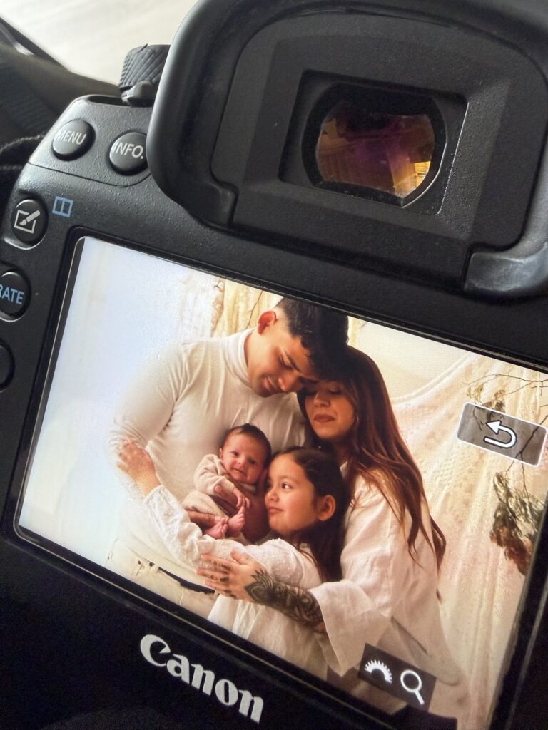 Fotografía de familia con el recién nacido ya editada en la pantalla de la cámara