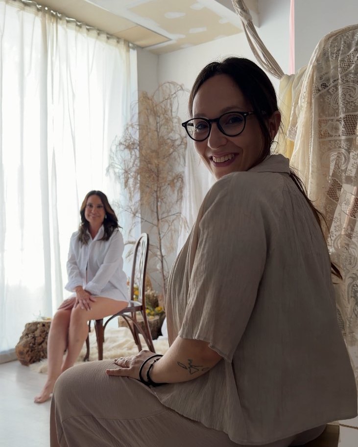 Mía García, fotógrafa de embarazo y recién nacido, durante una sesión en su estudio