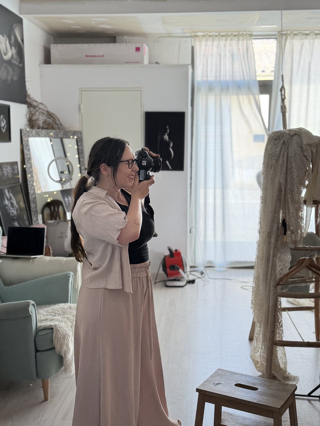 Mía García fotografiando en su estudio de Sant Celoni