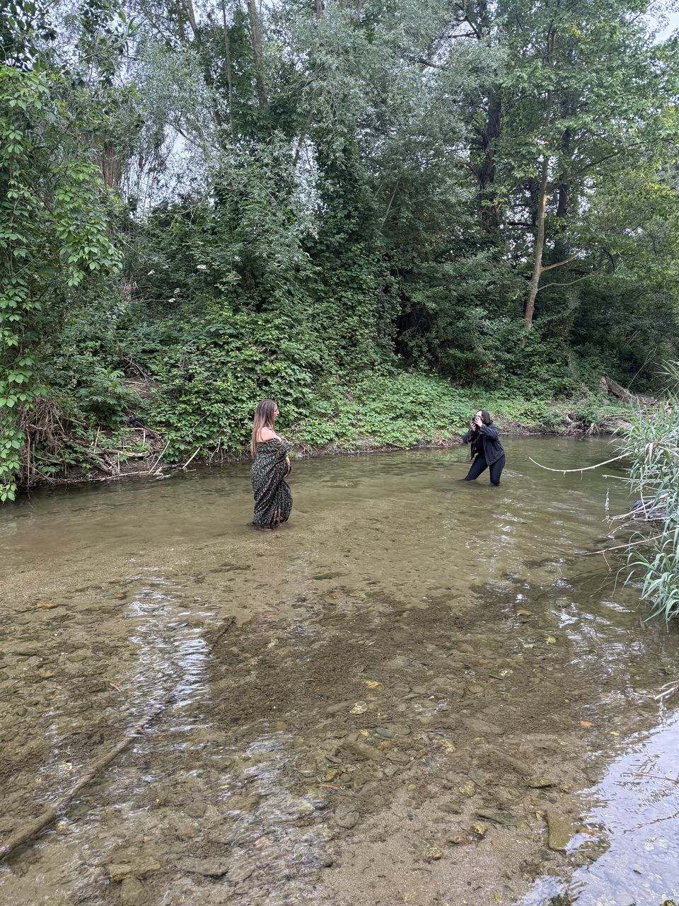 Sesión de embarazo en el río del Montseny vista desde detrás de cámara