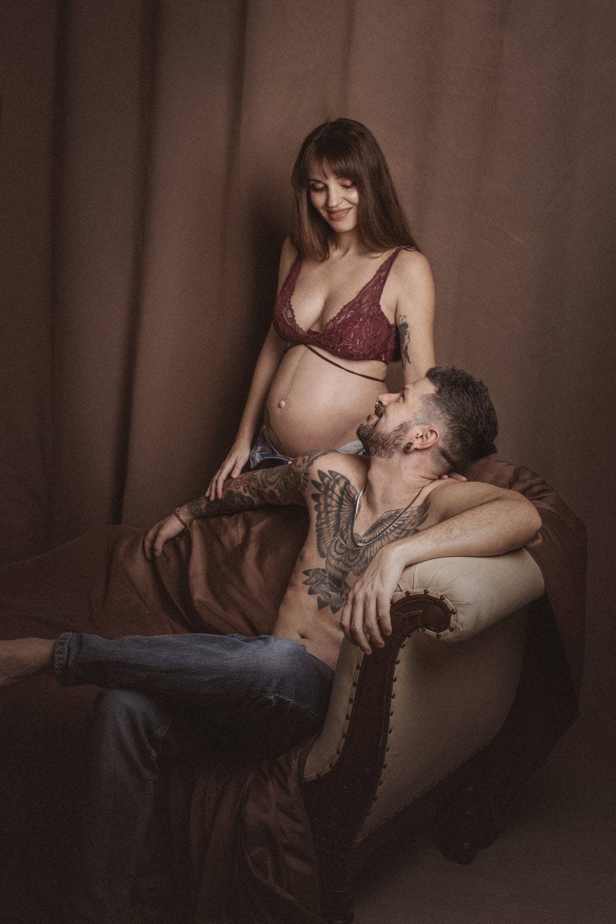 Pareja durante una sesión de fotos de embarazo en estudio