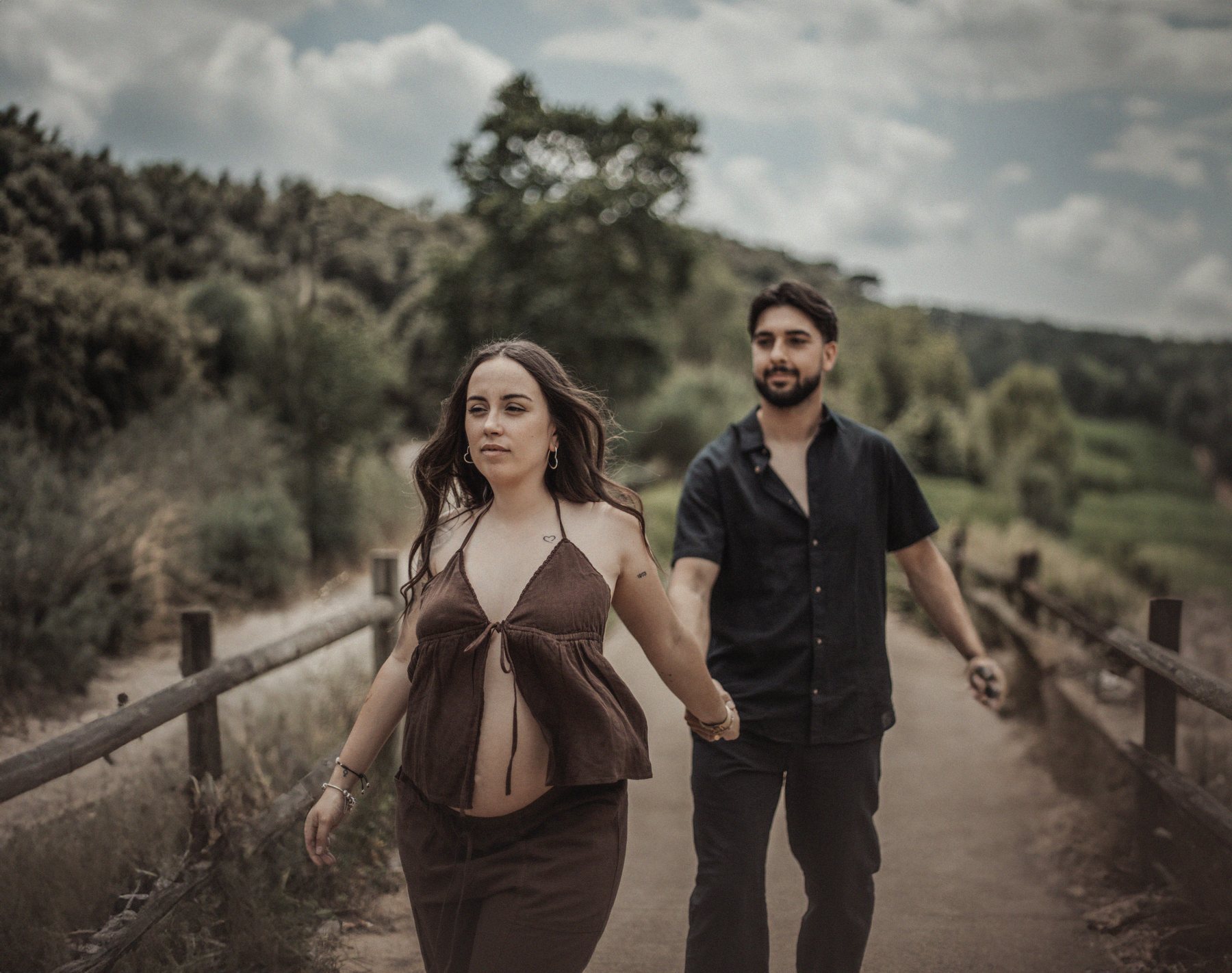 Pareja embarazada paseando en una sesión de exterior en el Vallès Oriental