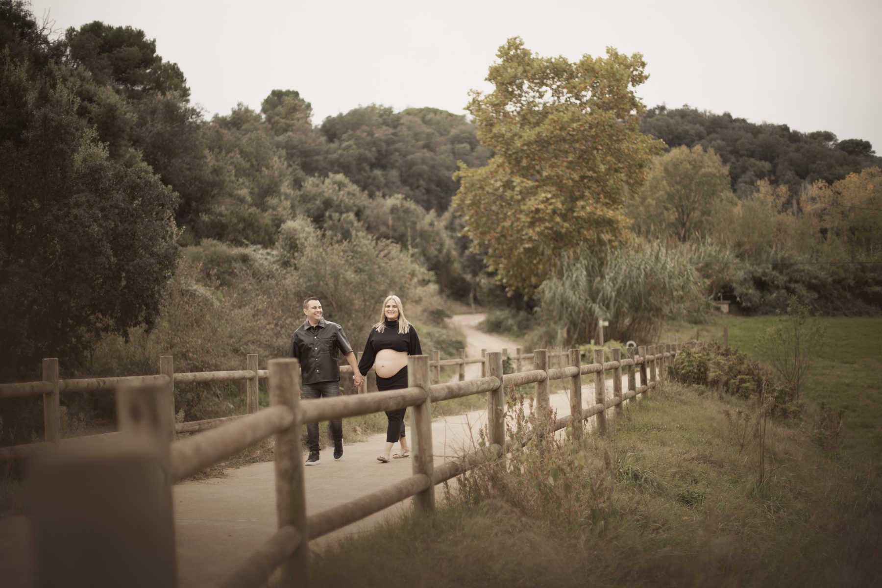 Camino y puente de madera del bosque que hay detrás del estudio de Sant Celoni