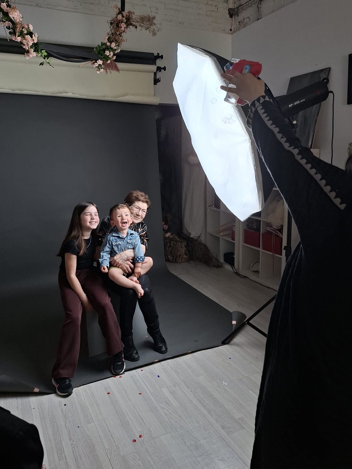 Sesión de familia en el estudio de Sant Celoni con iluminación profesional