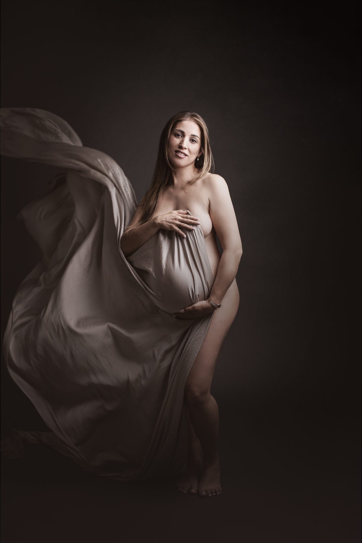 Sesión de fotos de embarazo en estudio en la semana 32, con tela en movimiento, en Sant Celoni