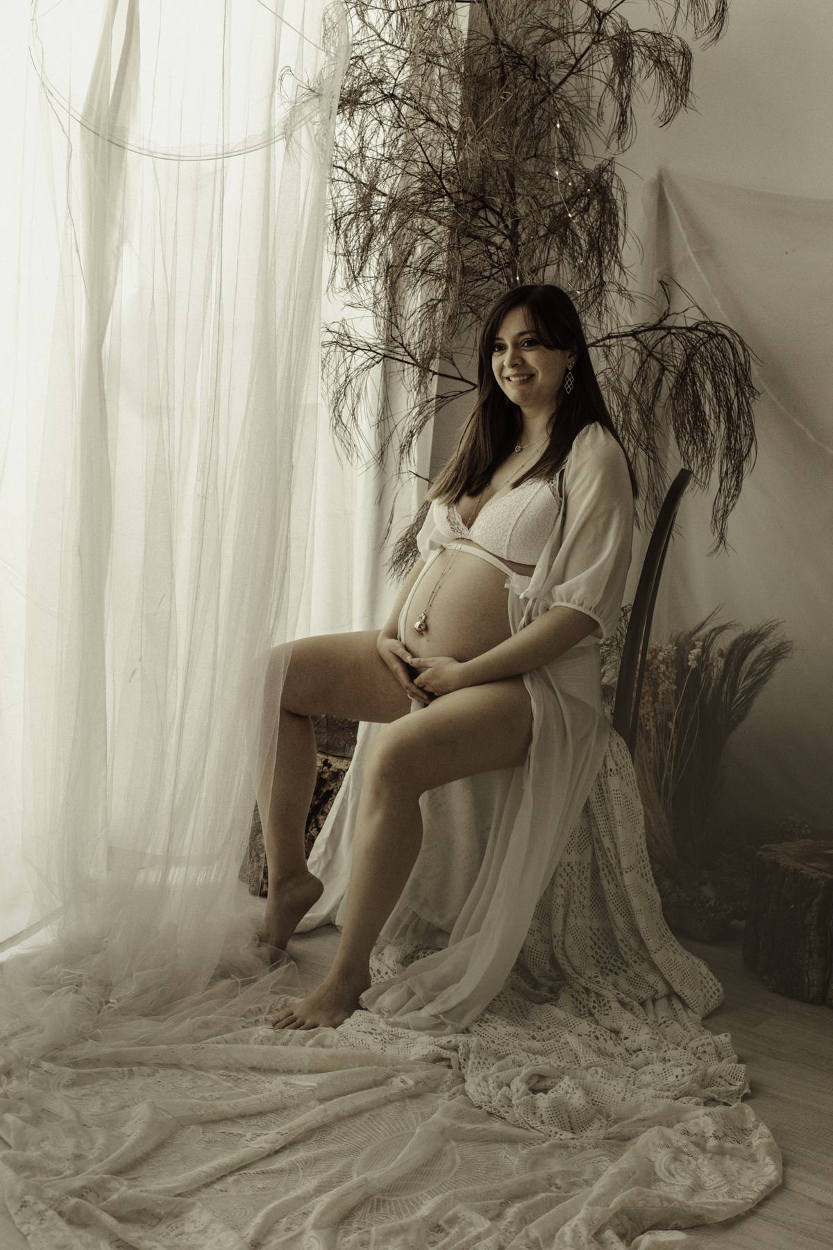 Vestido blanco en tonos neutros en una sesión de fotos de embarazo