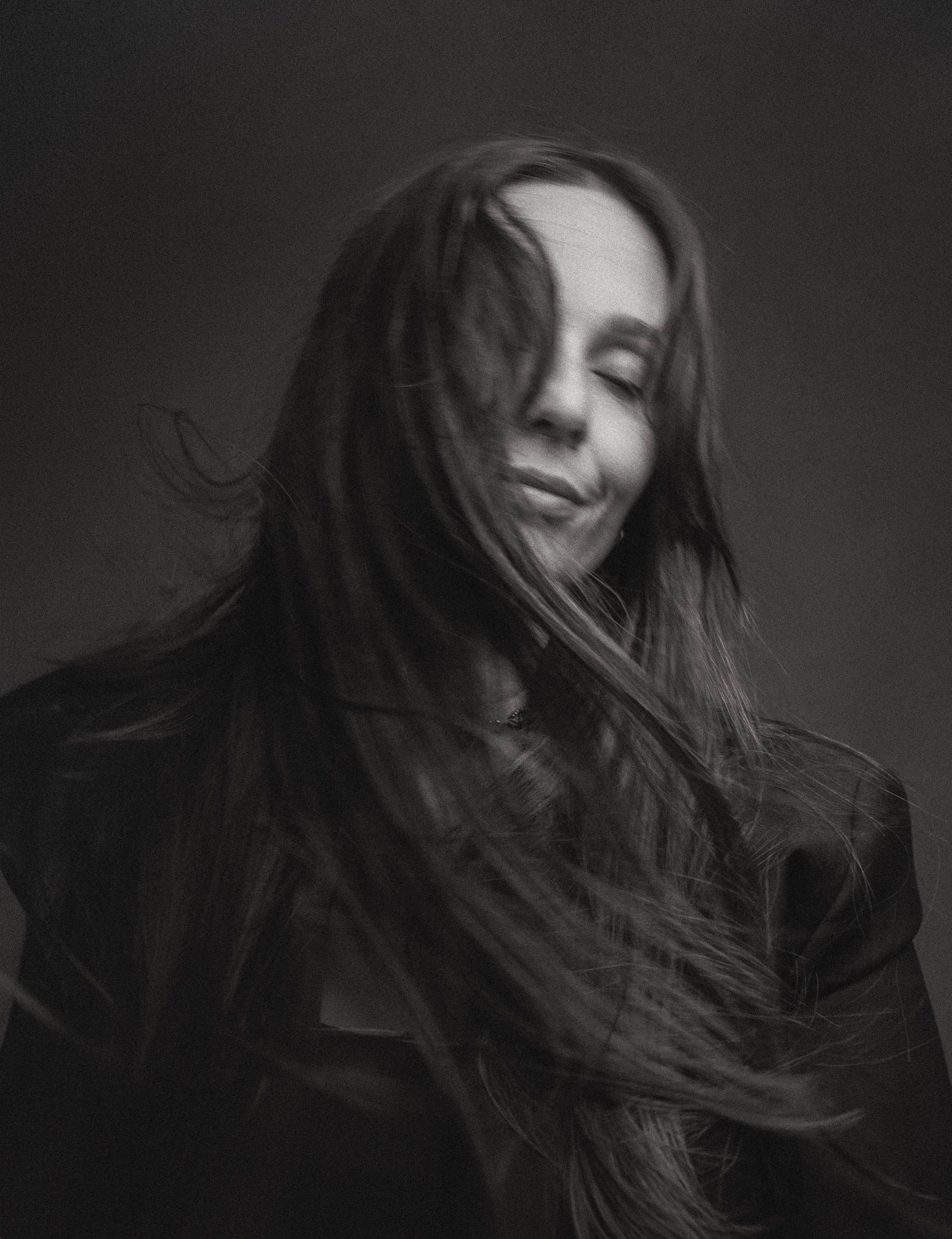 Mía García, retrato con el pelo en movimiento