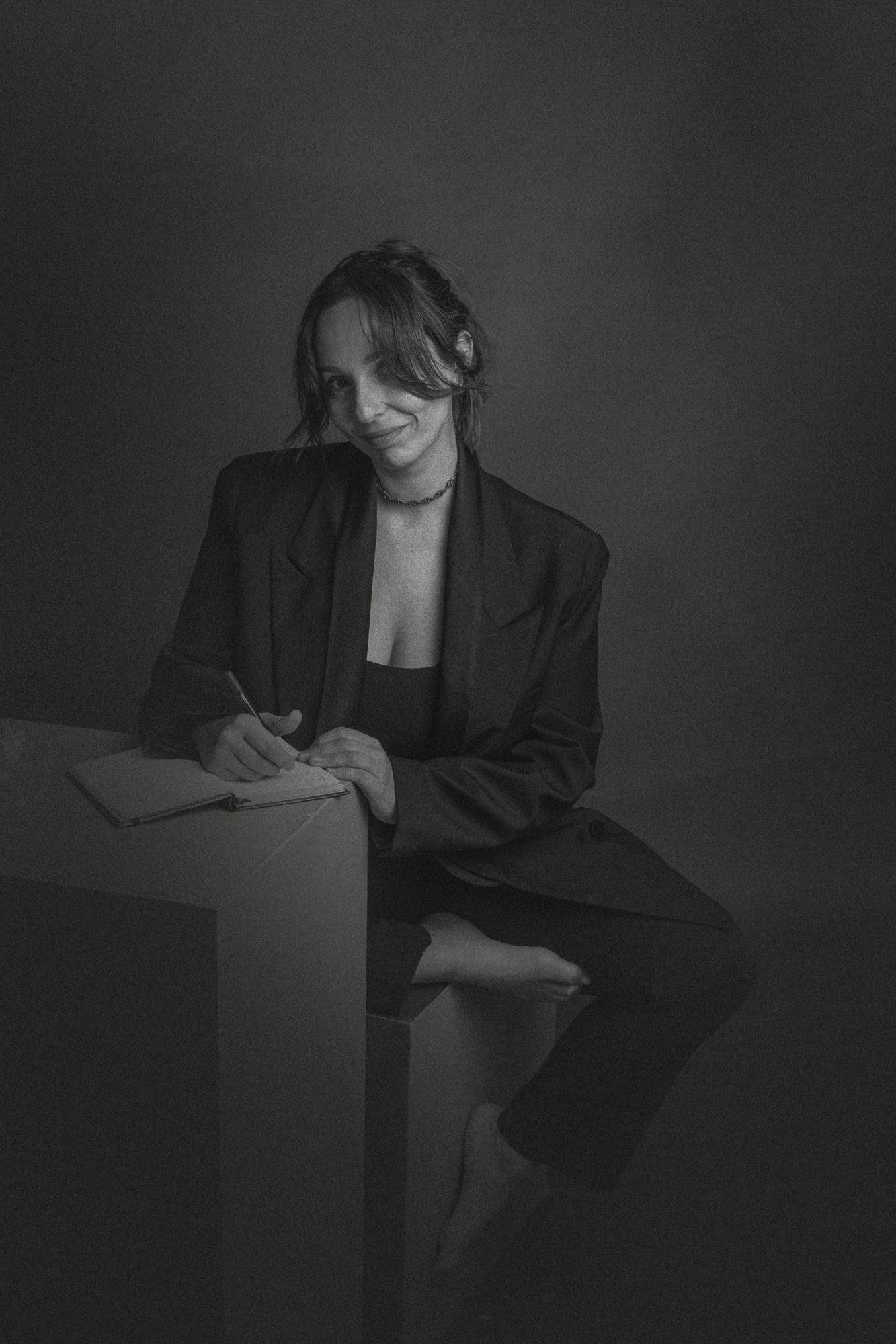 Mía García escribiendo en su estudio