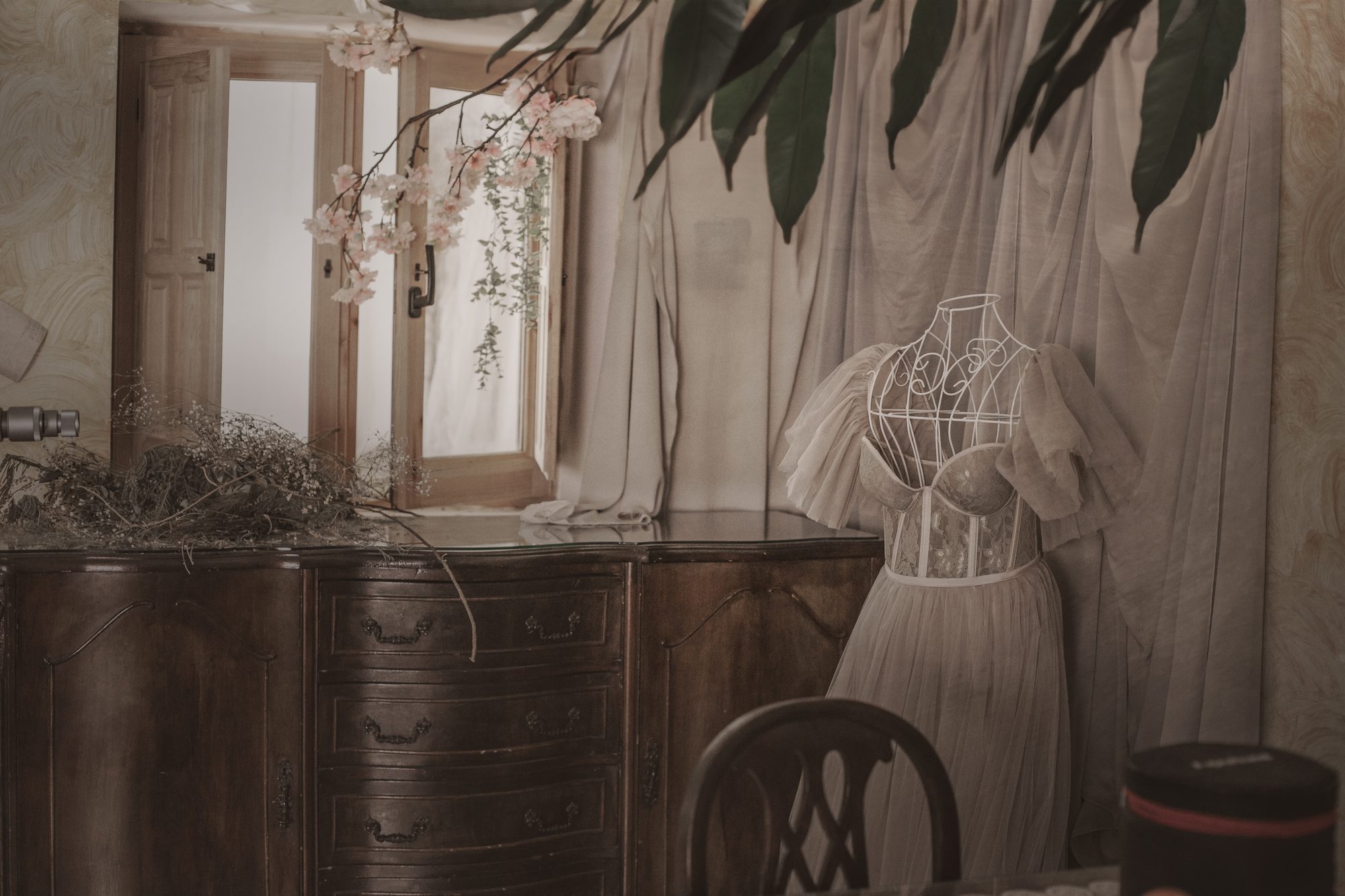 Rincón del estudio con cómoda y luz de ventana
