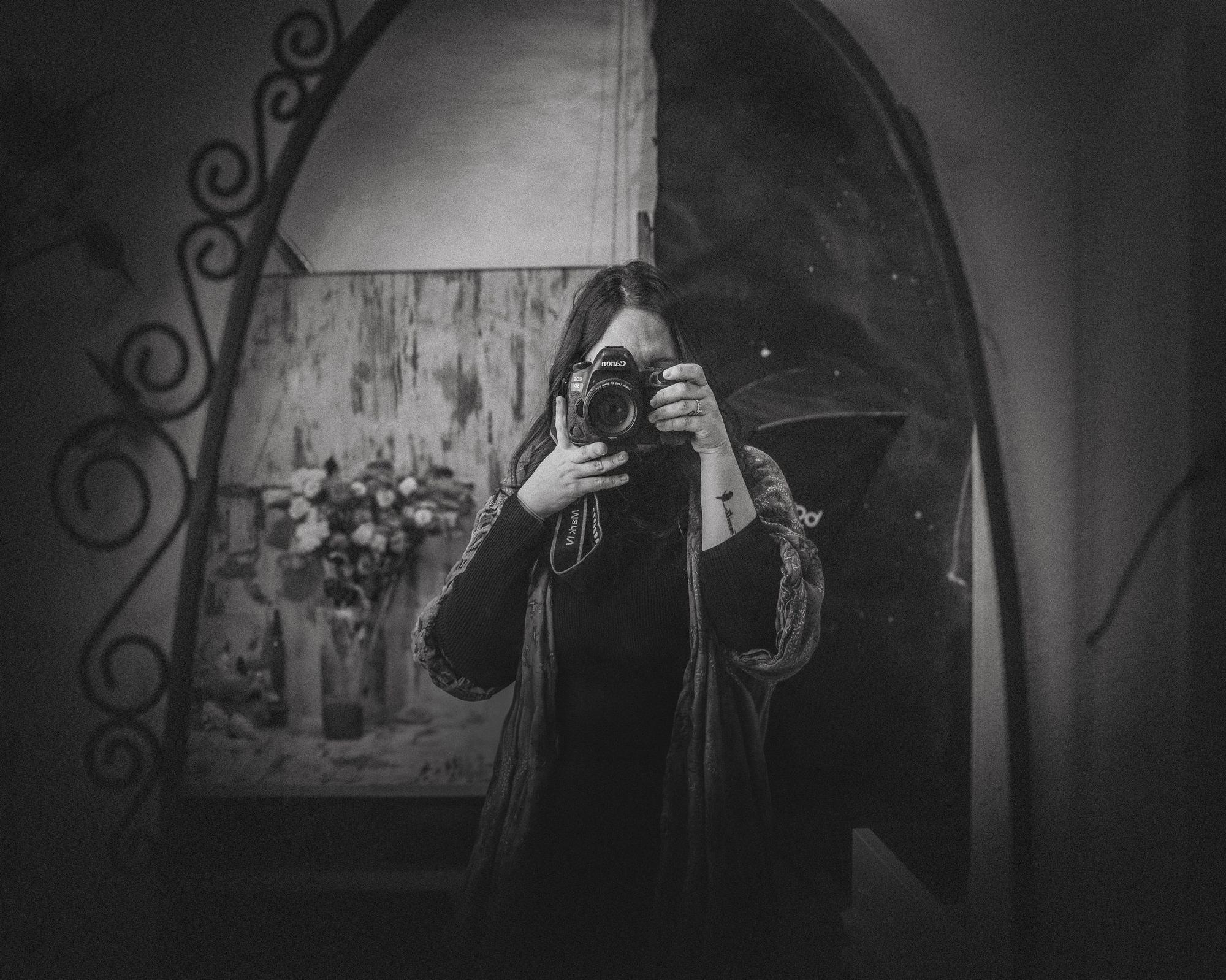 Mía García fotografiando en su estudio