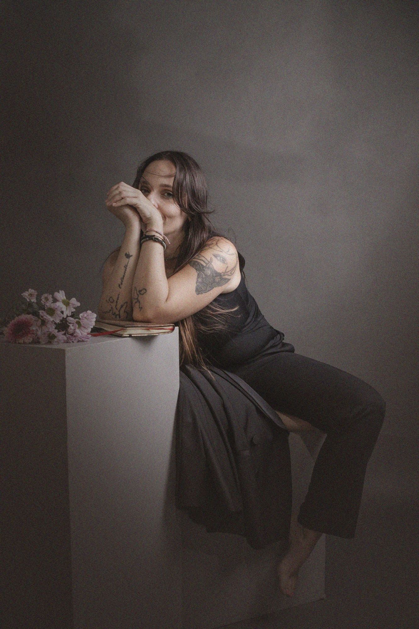 Mía García sentada en su estudio