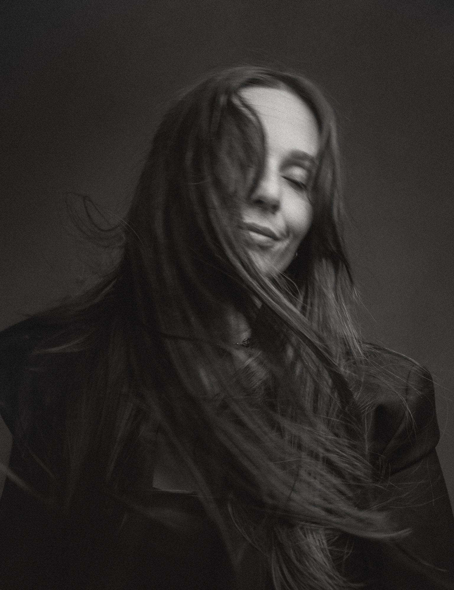 Mía García, retrato con el pelo en movimiento