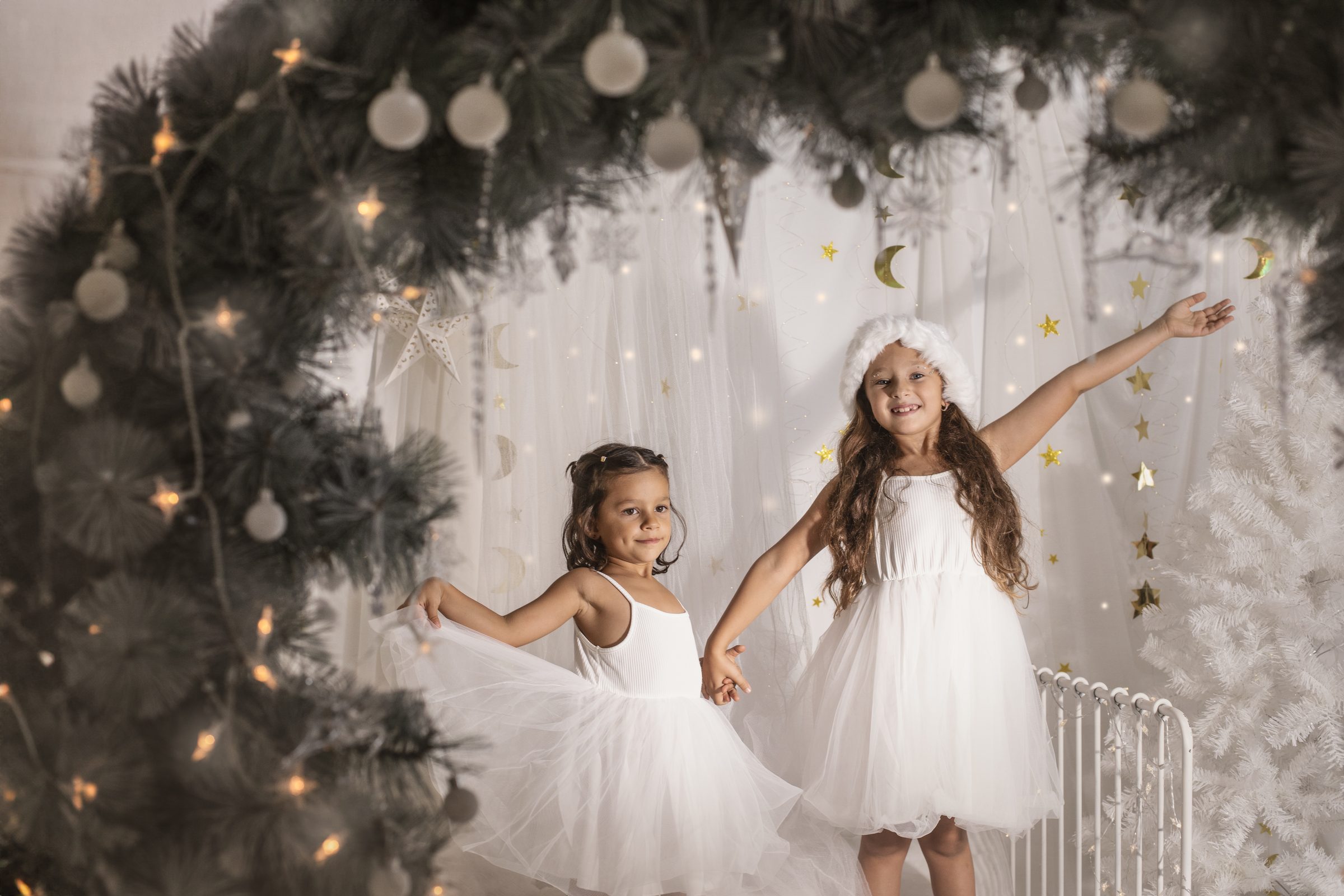 Hermanas en el escenario de Navidad con corona nevada