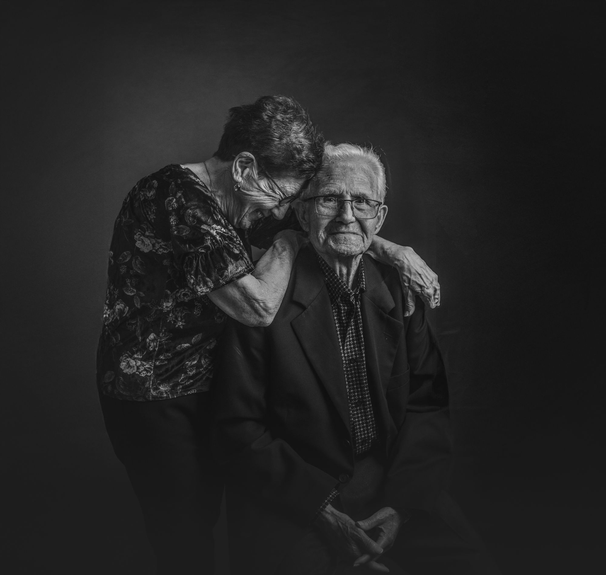 Abuelos abrazados en el estudio