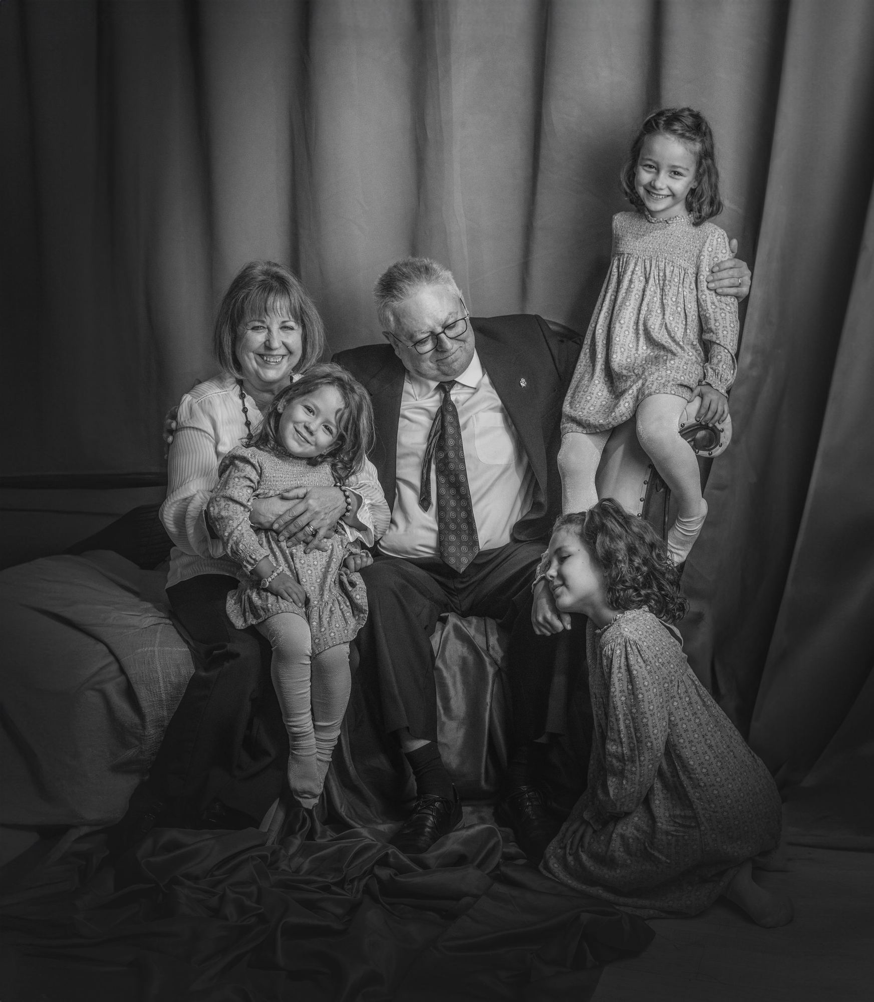 Abuelos con sus nietas en el estudio, blanco y negro