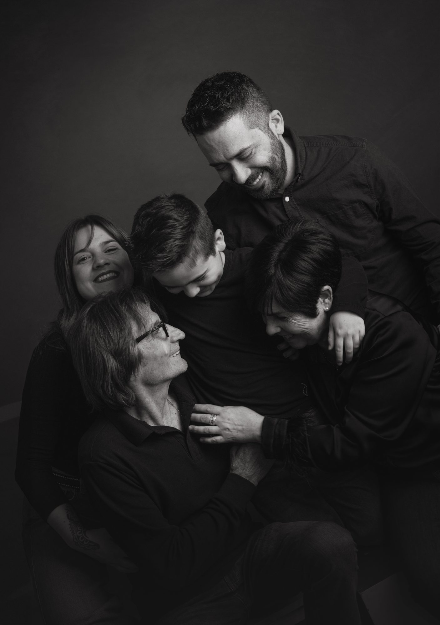 Familia abrazada en el estudio