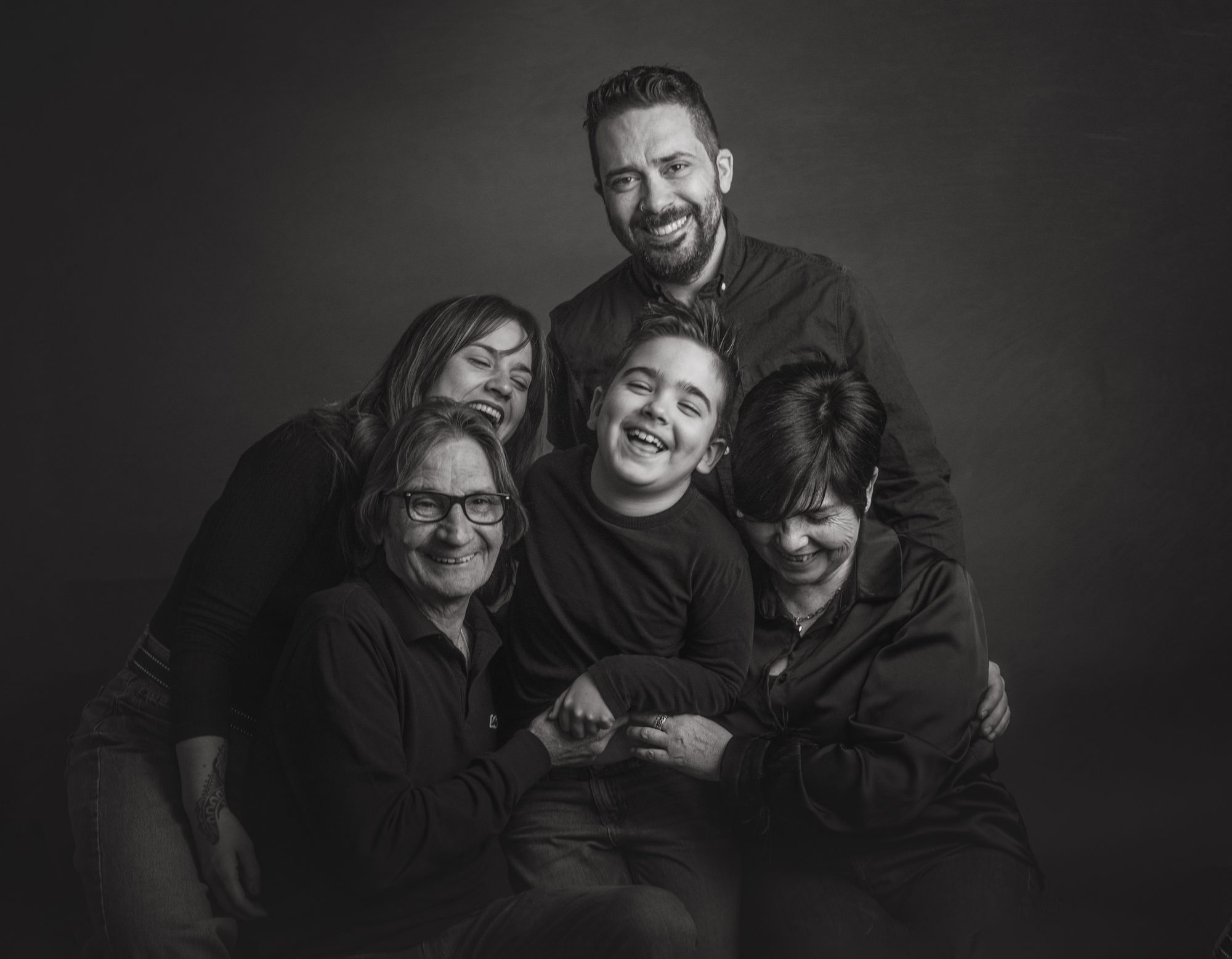 Familia de cinco en el estudio