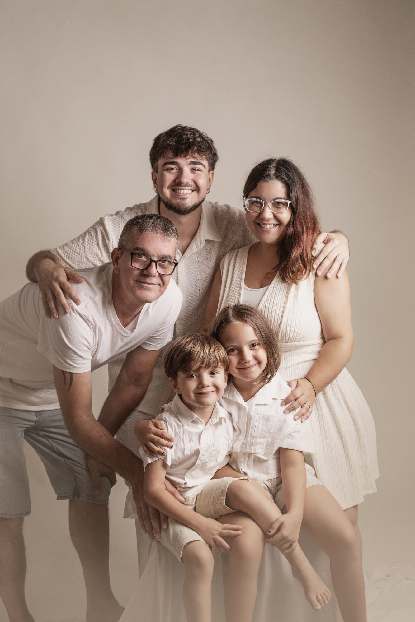 Familia en el estudio con fondo claro