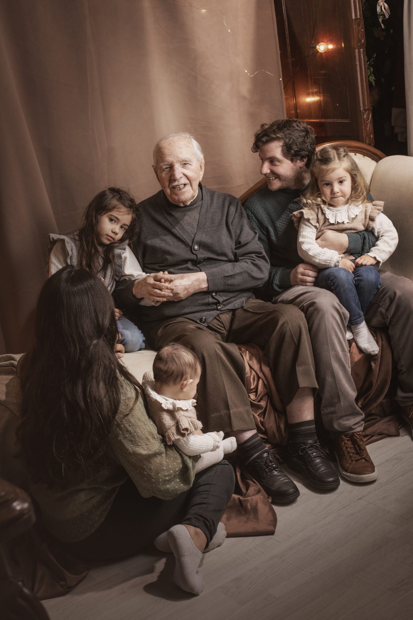 Bisabuelo con la familia en el sofá