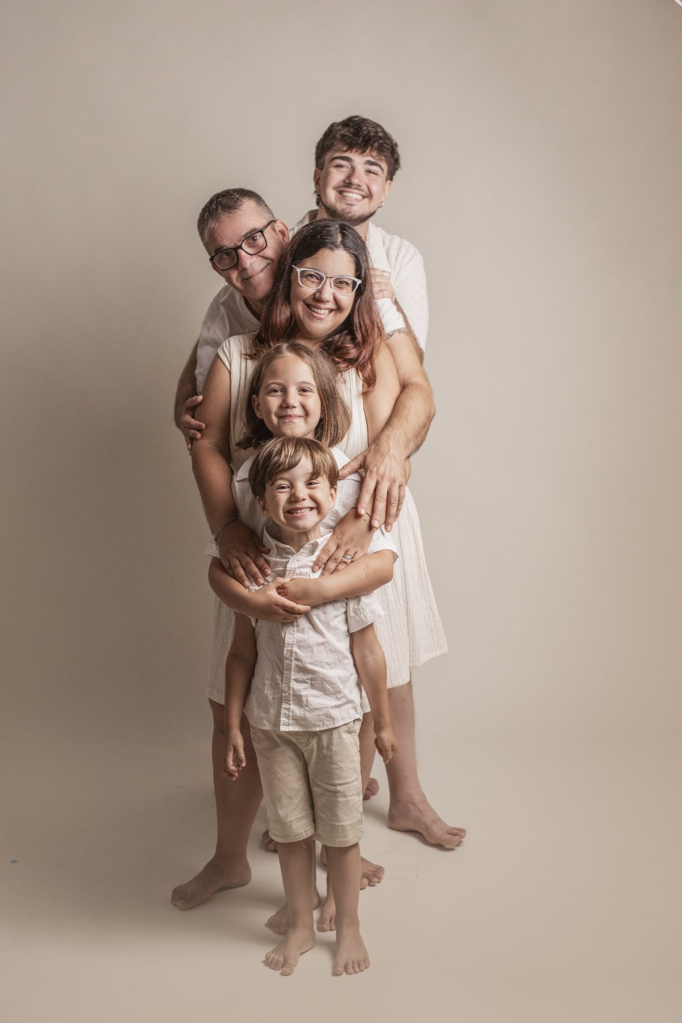 Familia abrazada en torre