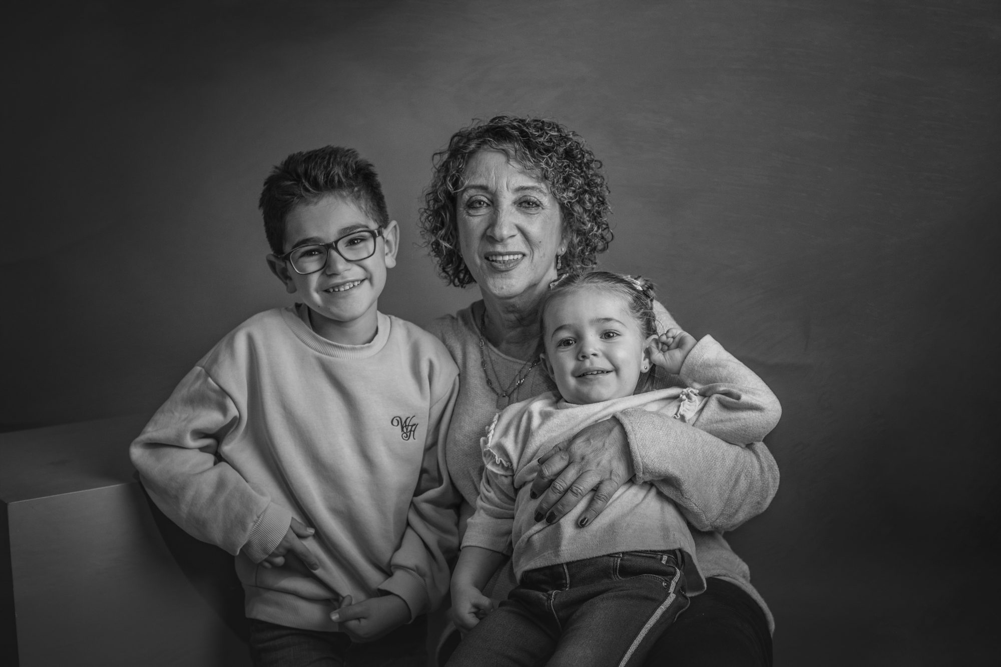 Madre con sus hijos en el estudio
