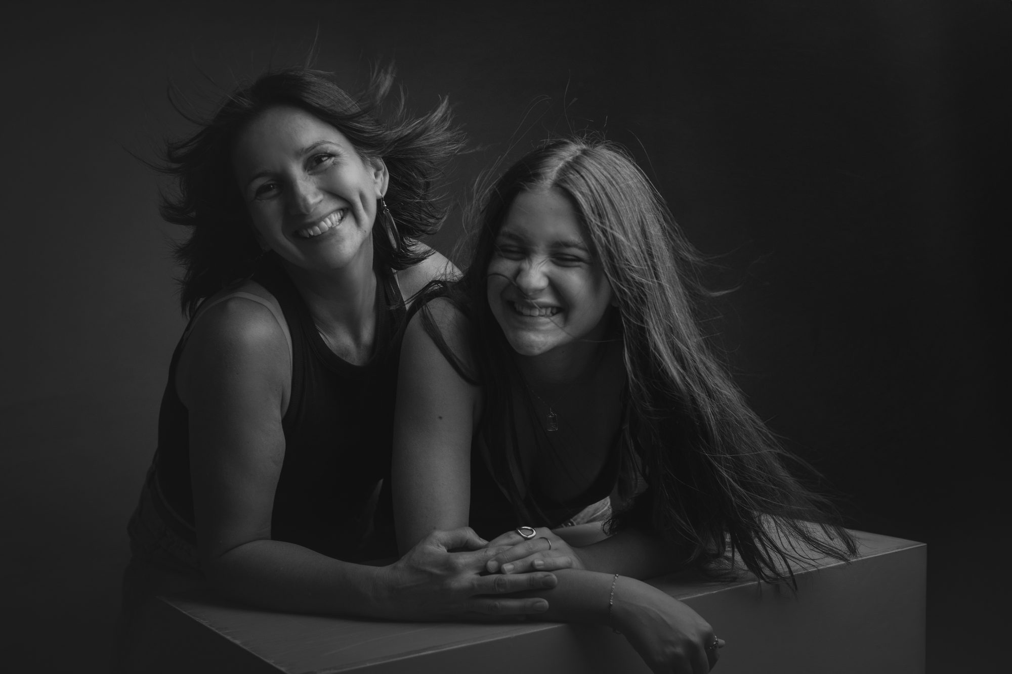 Madre e hija adolescente riendo