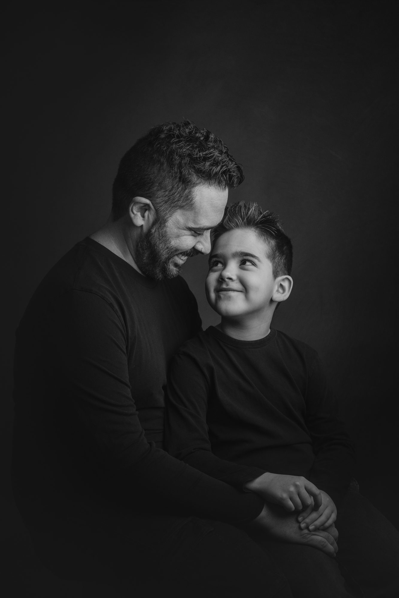 Padre e hijo mirándose