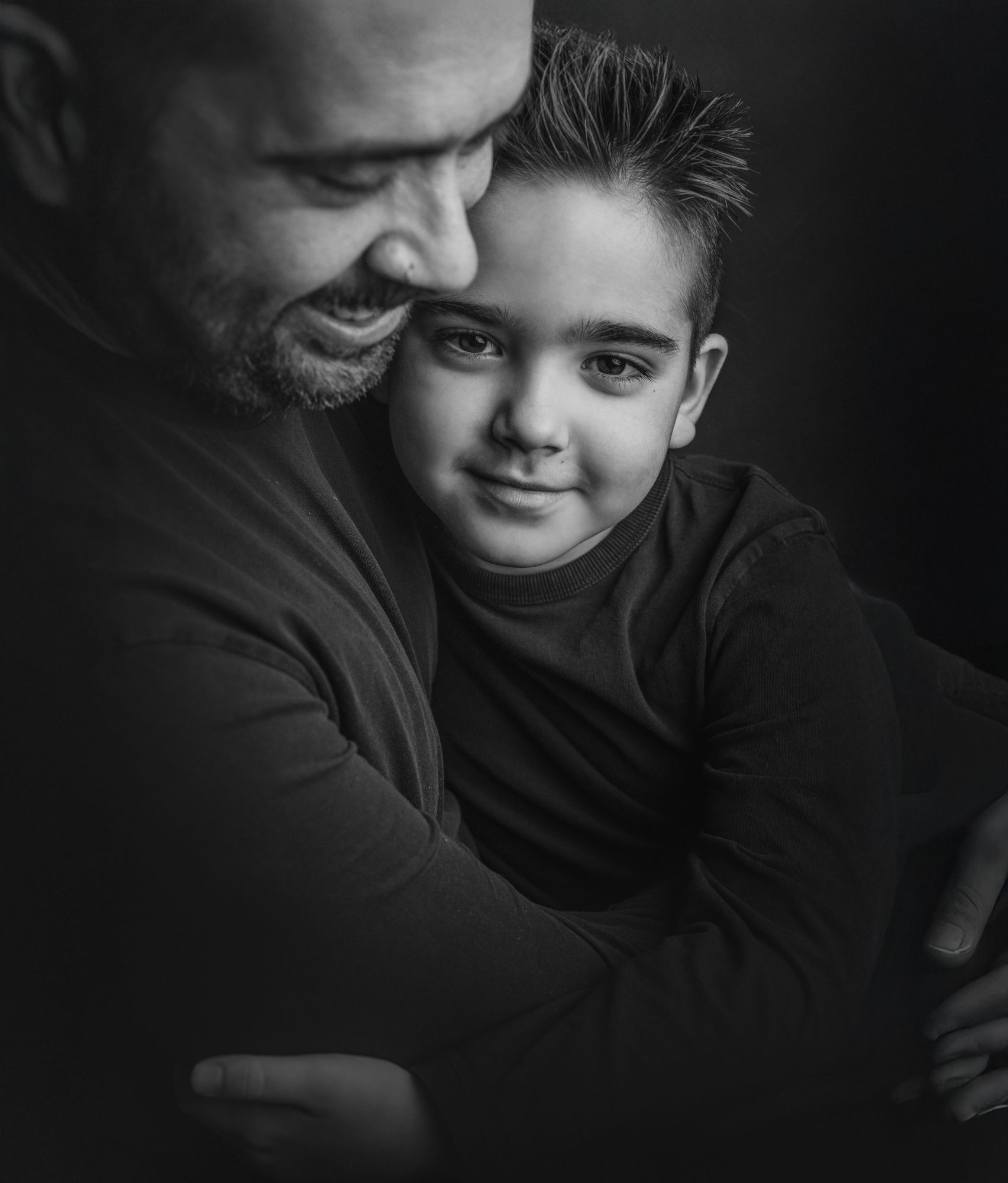 Padre abrazando a su hijo