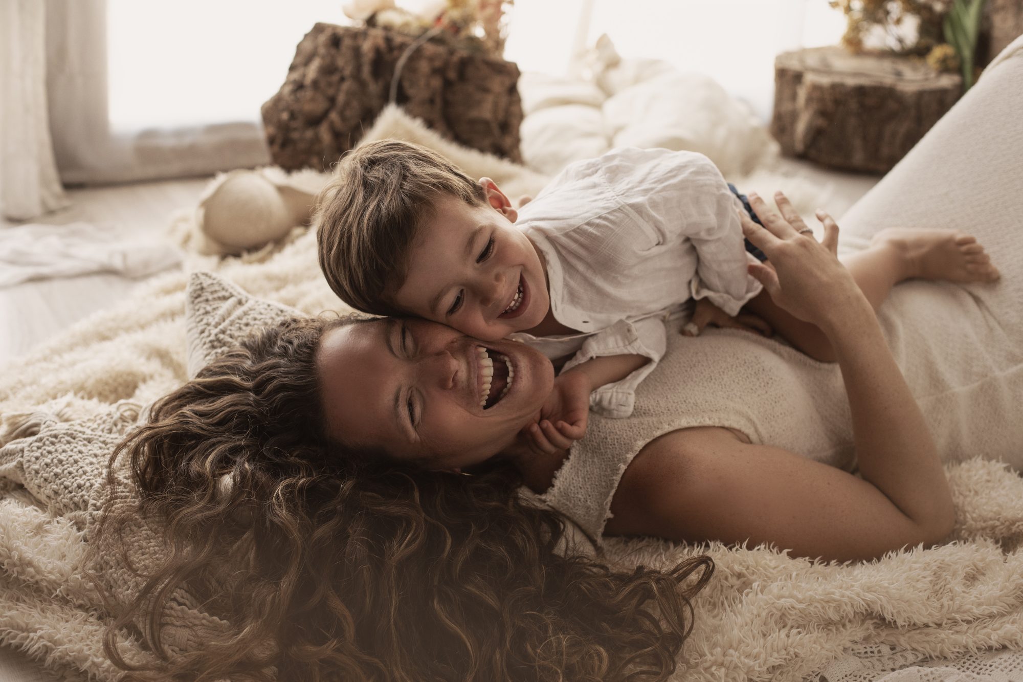 Madre e hijo jugando tumbados