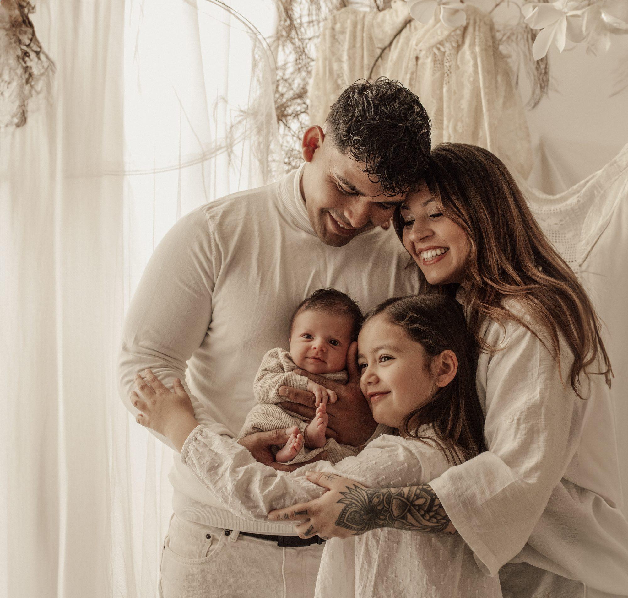 Familia con el recién nacido y la hermana mayor